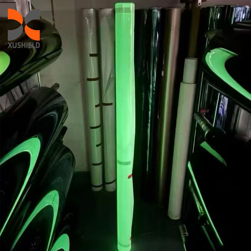 Installation sèche et humide Anti-tache TPU Couleur PPF fluorescence lumière verte luminescence TPU blanc à vert photochromisme Peinture de protection pour voiture